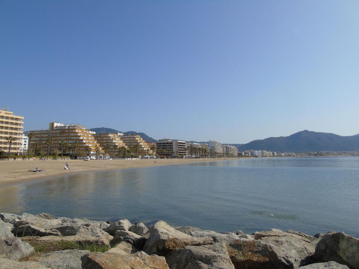 Appartement Premiere Ligne De Mer Avec Piscine Росес Екстер'єр фото