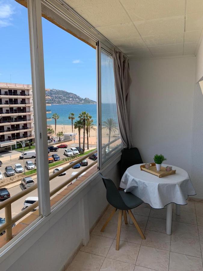 Appartement Premiere Ligne De Mer Avec Piscine Росес Екстер'єр фото