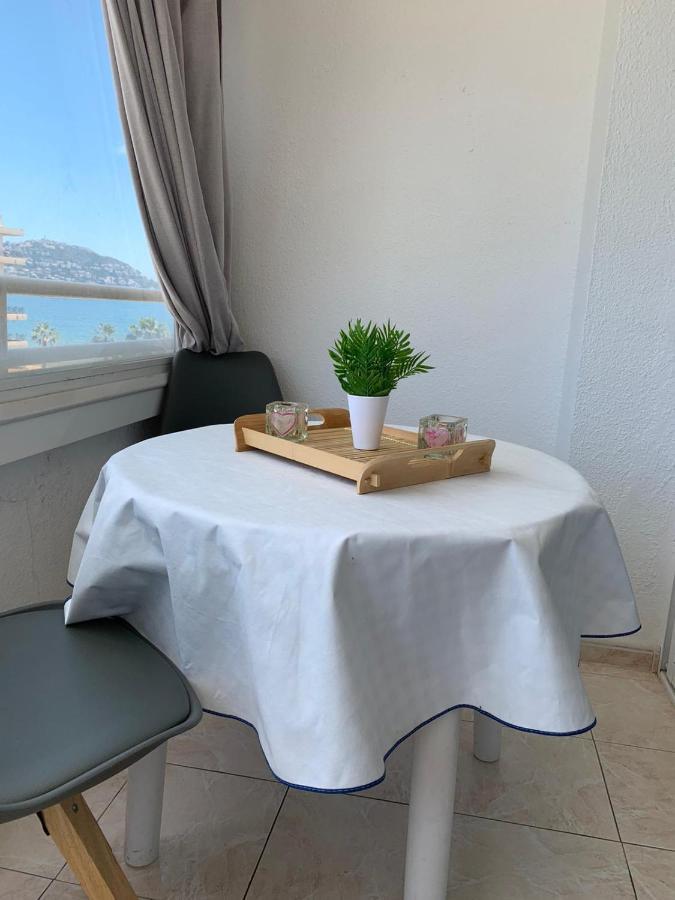 Appartement Premiere Ligne De Mer Avec Piscine Росес Екстер'єр фото
