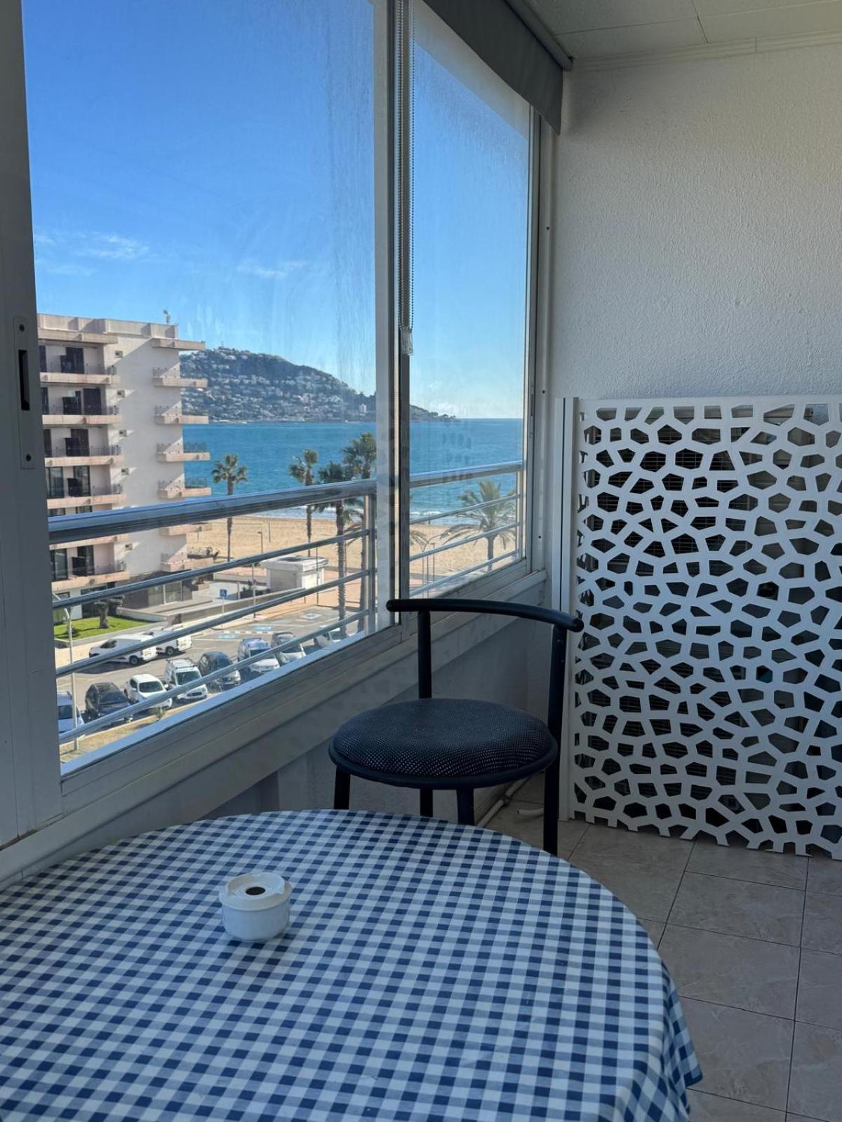 Appartement Premiere Ligne De Mer Avec Piscine Росес Екстер'єр фото