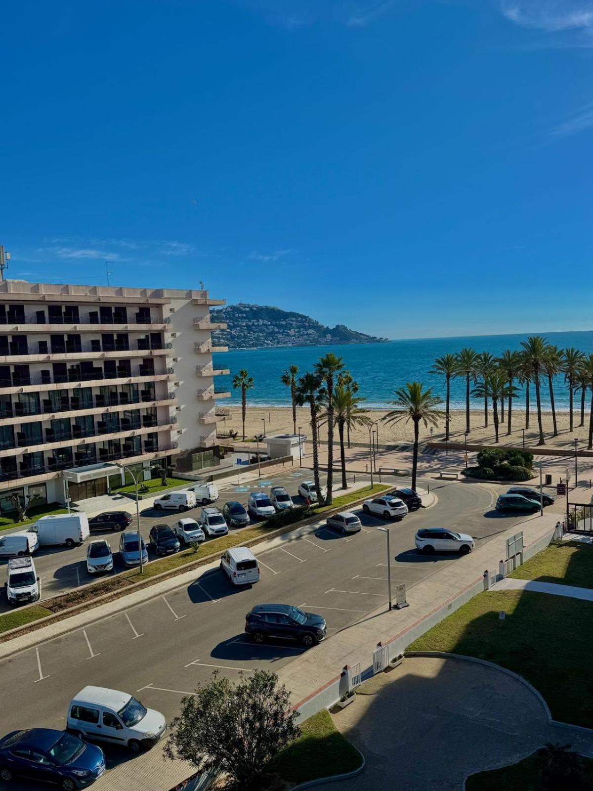 Appartement Premiere Ligne De Mer Avec Piscine Росес Екстер'єр фото